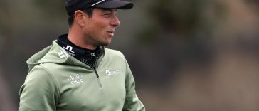 Viktor Hovland de Noruega observa durante la primera ronda del AT&T Pebble Beach Pro-Am 2025 en Pebble Beach Golf Links el 30 de enero de 2025 en Pebble Beach, California.