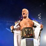 ROSEMONT, Illinois - 21 de junio: el campeón indiscutible de la WWE, Cody Rhodes, reacciona mientras hace su entrada durante la WWE Smackdown en Allstate Arena el 21 de junio de 2024 en Rosemont, Illinois. (Foto de WWE/Getty Images)