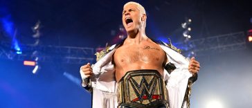 ROSEMONT, Illinois - 21 de junio: el campeón indiscutible de la WWE, Cody Rhodes, reacciona mientras hace su entrada durante la WWE Smackdown en Allstate Arena el 21 de junio de 2024 en Rosemont, Illinois. (Foto de WWE/Getty Images)