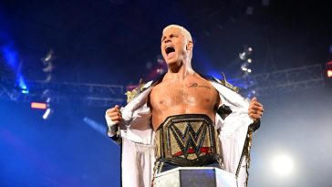 ROSEMONT, Illinois - 21 de junio: el campeón indiscutible de la WWE, Cody Rhodes, reacciona mientras hace su entrada durante la WWE Smackdown en Allstate Arena el 21 de junio de 2024 en Rosemont, Illinois. (Foto de WWE/Getty Images)