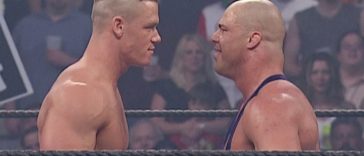 John Cena y Kurt Angle enfrentados en un ring de lucha libre.