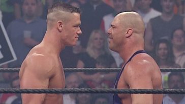 John Cena y Kurt Angle enfrentados en un ring de lucha libre.