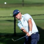 Zach Johnson realiza su chip shot en el noveno hoyo durante la segunda ronda del Sony Open 2025 en Hawaii en Waialae Country Club.