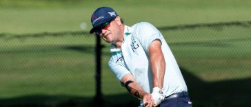 Zach Johnson realiza su chip shot en el noveno hoyo durante la segunda ronda del Sony Open 2025 en Hawaii en Waialae Country Club.