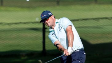 Zach Johnson realiza su chip shot en el noveno hoyo durante la segunda ronda del Sony Open 2025 en Hawaii en Waialae Country Club.