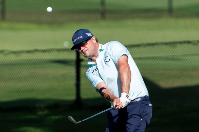 Zach Johnson realiza su chip shot en el noveno hoyo durante la segunda ronda del Sony Open 2025 en Hawaii en Waialae Country Club.