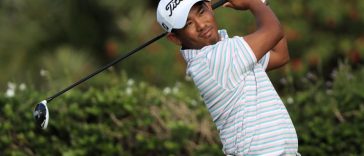 Tadd Fujikawa juega su tiro desde el tee 15 durante la primera ronda del Sony Open 2017 en Hawaii en Waialae Country Club.