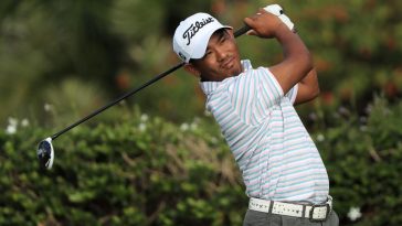 Tadd Fujikawa juega su tiro desde el tee 15 durante la primera ronda del Sony Open 2017 en Hawaii en Waialae Country Club.