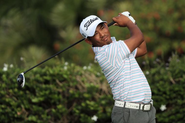 Tadd Fujikawa juega su tiro desde el tee 15 durante la primera ronda del Sony Open 2017 en Hawaii en Waialae Country Club.