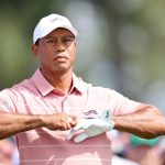 Tiger Woods observa desde el primer tee durante la primera ronda del Torneo Masters 2024 en el Augusta National Golf Club.