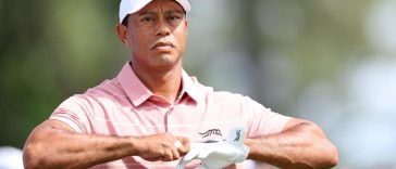 Tiger Woods observa desde el primer tee durante la primera ronda del Torneo Masters 2024 en el Augusta National Golf Club.