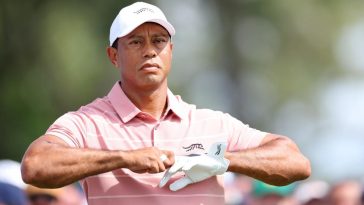 Tiger Woods observa desde el primer tee durante la primera ronda del Torneo Masters 2024 en el Augusta National Golf Club.