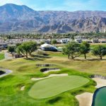 El noveno green en el Pete Dye Stadium Course del PGA West, con las montañas de Santa Rosa al fondo. El PGA Tour no se ha puesto en contacto con los funcionarios de la PGA West con la posibilidad de albergar el Genesis Invitational en caso de que ese evento se vea obligado a trasladarse debido a los incendios de Pacific Palisades.