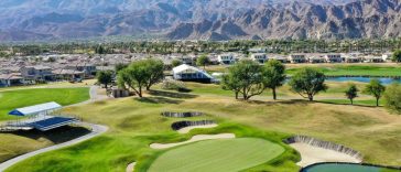 El noveno green en el Pete Dye Stadium Course del PGA West, con las montañas de Santa Rosa al fondo. El PGA Tour no se ha puesto en contacto con los funcionarios de la PGA West con la posibilidad de albergar el Genesis Invitational en caso de que ese evento se vea obligado a trasladarse debido a los incendios de Pacific Palisades.