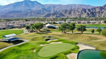 El noveno green en el Pete Dye Stadium Course del PGA West, con las montañas de Santa Rosa al fondo. El PGA Tour no se ha puesto en contacto con los funcionarios de la PGA West con la posibilidad de albergar el Genesis Invitational en caso de que ese evento se vea obligado a trasladarse debido a los incendios de Pacific Palisades.