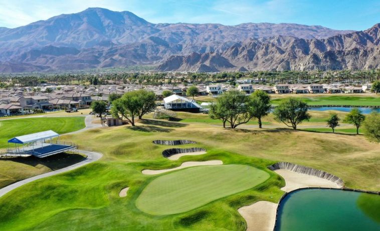 El noveno green en el Pete Dye Stadium Course del PGA West, con las montañas de Santa Rosa al fondo. El PGA Tour no se ha puesto en contacto con los funcionarios de la PGA West con la posibilidad de albergar el Genesis Invitational en caso de que ese evento se vea obligado a trasladarse debido a los incendios de Pacific Palisades.