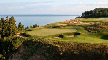 El hoyo 13 par 3 en el Arcadia Bluffs Golf Club.