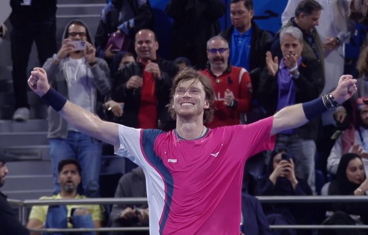 Andrey Rublev Tops Jack Draper, Levanta Trofeo