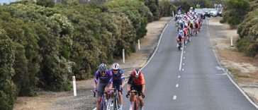 Torquay Australia 30 de enero LR Michael Kwiatkowski de Polonia y el equipo Ineos Granadiers Kelland Obrien de Australia y el equipo Jayco Alula y Casper Philip Pedersen de Dinamarca y el equipo Soudal Quickstep compiten en la escapada que pasa a través de un paisaje de Bells Beach durante el 2do Surf Coast Classic 2025 Mens Elite Elite Elite Elite Elite Elite Una carrera de 157 km de un día de Lorne a Torquay el 30 de enero de 2025 en Torquay Australia Photo de Dario Belingherigetty Images