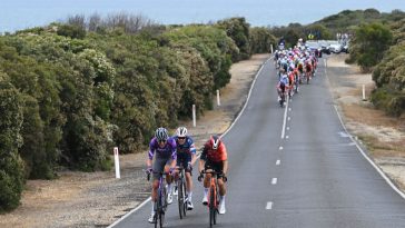 Torquay Australia 30 de enero LR Michael Kwiatkowski de Polonia y el equipo Ineos Granadiers Kelland Obrien de Australia y el equipo Jayco Alula y Casper Philip Pedersen de Dinamarca y el equipo Soudal Quickstep compiten en la escapada que pasa a través de un paisaje de Bells Beach durante el 2do Surf Coast Classic 2025 Mens Elite Elite Elite Elite Elite Elite Una carrera de 157 km de un día de Lorne a Torquay el 30 de enero de 2025 en Torquay Australia Photo de Dario Belingherigetty Images