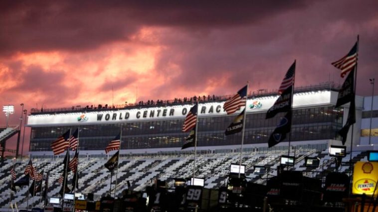 Conductor de carreras transportado después del accidente de Daytona (video)