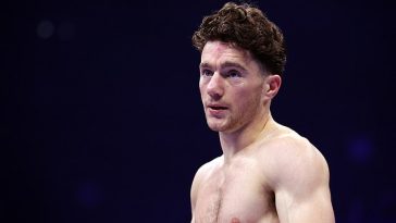 El boxeador de Belfast John Cooney está en cuidados intensivos después de su derrota ante el galés Nathan Howells