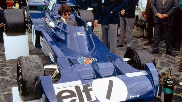 François Cevert está en el asiento de conducción, ya que Tyrrell presenta su 005 en 1972.