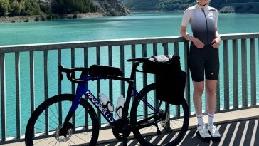 Amy Hudson Lakeside con una bicicleta Pinarello