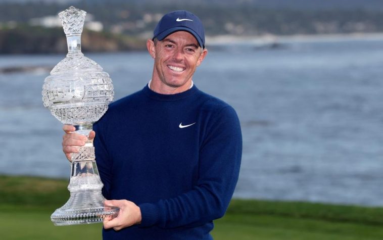 Rory McIlroy celebra su victoria en Pebble Beach