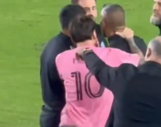 Lionel Messi agarró el cuello del asistente de NYCFC Mehdi Ballouchy después del empate 2-2 de los equipos