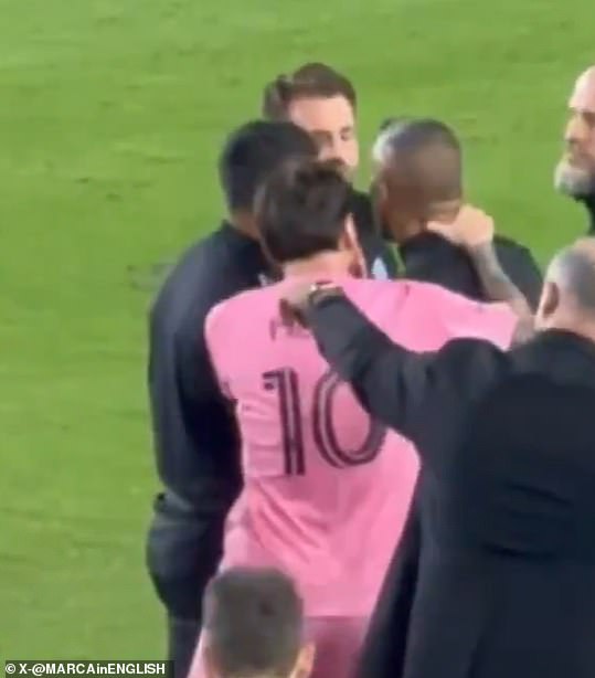 Lionel Messi agarró el cuello del asistente de NYCFC Mehdi Ballouchy después del empate 2-2 de los equipos