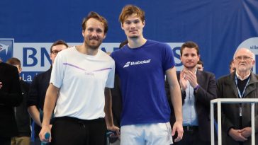 Lucas Pouille rompe el tendón de Aquiles, deja la cancha en una silla de ruedas