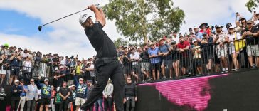 Jon Rahm de España se quita durante el último día del Liv Golf Adelaide en el Grange Golf Club en Adelaide el 16 de febrero de 2025