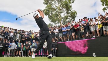 Jon Rahm de España se quita durante el último día del Liv Golf Adelaide en el Grange Golf Club en Adelaide el 16 de febrero de 2025