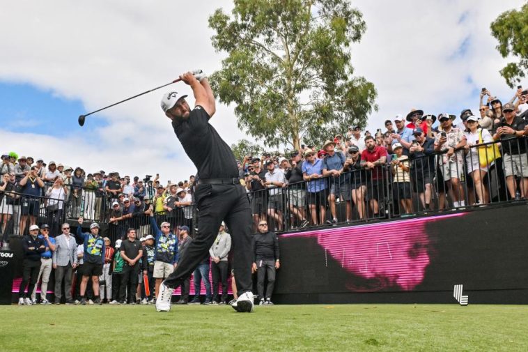 Jon Rahm de España se quita durante el último día del Liv Golf Adelaide en el Grange Golf Club en Adelaide el 16 de febrero de 2025