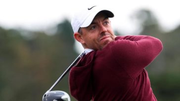 Rory McIlroy sigue su golpe de salida en el tercer hoyo en Pebble Beach el viernes