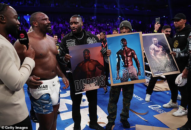 Derek Chisora ​​invitó a los raperos Skepta, Lethal Bizzle y Tinie Tempah en el ring