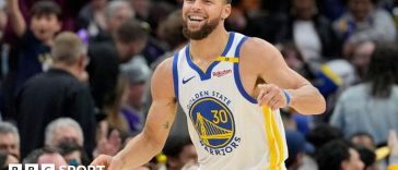 Steph Curry celebrates against the Sacramento Kings