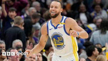 Steph Curry celebrates against the Sacramento Kings