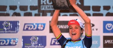 Roubaix Francia 02 de octubre Elisabeth Deignanarmitstead del Reino Unido y el equipo Trek Segafredo que mantiene el trofeo en la ceremonia del podio después del 1er Parisroubaix 2021 Womens Elite A 1164 km de Denain a Roubaix ParisrouBaixfemmes ParisrouBaix en octubre de octubre de 2021 en RouBaix FRANTE DE TIMAGEXTOTTY