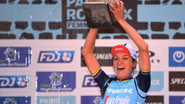 Roubaix Francia 02 de octubre Elisabeth Deignanarmitstead del Reino Unido y el equipo Trek Segafredo que mantiene el trofeo en la ceremonia del podio después del 1er Parisroubaix 2021 Womens Elite A 1164 km de Denain a Roubaix ParisrouBaixfemmes ParisrouBaix en octubre de octubre de 2021 en RouBaix FRANTE DE TIMAGEXTOTTY