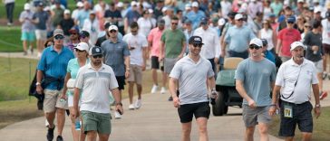 Los fanáticos se dirigen al hoyo 18 en el Cognizant Classic en Palm Beaches de PGA National Resort & Spa el 4 de marzo de 2024 en Palm Beach Gardens, Florida.