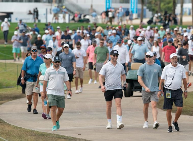 Los fanáticos se dirigen al hoyo 18 en el Cognizant Classic en Palm Beaches de PGA National Resort & Spa el 4 de marzo de 2024 en Palm Beach Gardens, Florida.