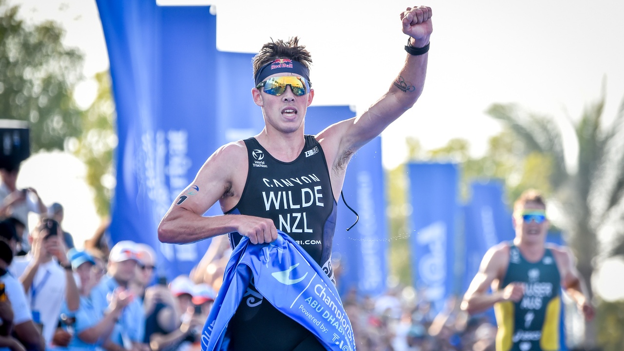 Hayden Wilde gana WTCS Abu Dhabi 2025 Foto Crédito Mundial Triatlón