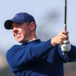 Rory McIlroy golpea su golpe de salida en el quinto hoyo durante la ronda final del 2025 AT&T Pebble Beach Pro-Am en Pebble Beach Golf Links.