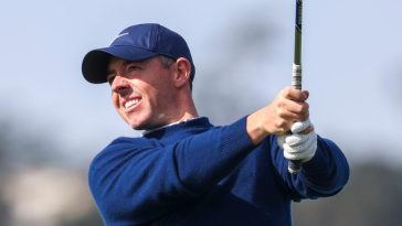 Rory McIlroy golpea su golpe de salida en el quinto hoyo durante la ronda final del 2025 AT&T Pebble Beach Pro-Am en Pebble Beach Golf Links.