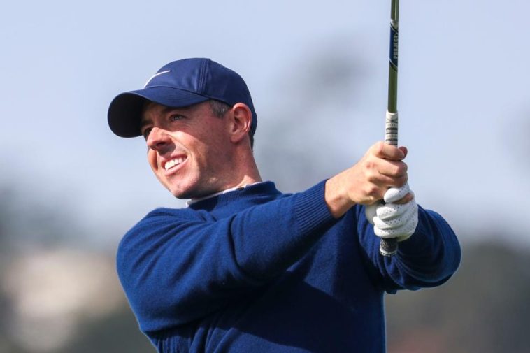 Rory McIlroy golpea su golpe de salida en el quinto hoyo durante la ronda final del 2025 AT&T Pebble Beach Pro-Am en Pebble Beach Golf Links.