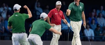 Keegan Bradley, de Boston Common, celebra su sonrisa putt durante un partido de TGL contra Júpiter enlaza GC y Kevin Kisner, a la izquierda, en el Centro Sofi el 27 de enero de 2025 en Palm Beach Gardens, Florida.