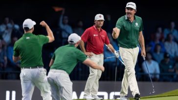 Keegan Bradley, de Boston Common, celebra su sonrisa putt durante un partido de TGL contra Júpiter enlaza GC y Kevin Kisner, a la izquierda, en el Centro Sofi el 27 de enero de 2025 en Palm Beach Gardens, Florida.