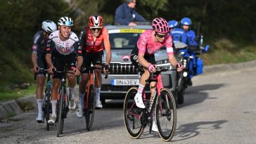 Alto da foia Portugal 20 de febrero LR Jan Christen de Suiza y EAU Equipo Emirates XRG y Neilson Powless de los Estados Unidos y el equipo EF Education Easypost Attack in the Breakaway durante el 51 ° Volta AO Algarve Em Bicticleta Etapa 2 a 1776 km desde Lagoaa a Lagoa hasta Alto da foia 869m el 20 de febrero de 2025 en Alto da foia Portugal Photo por Tim de Waelegetty Images